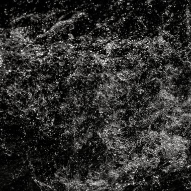 bir karanlık bokeh arka plan üstünde su damlaları