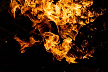 alevler siyah arkaplanda