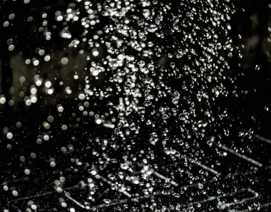 İçinde karanlık bir uçuş, ufuk bokeh su damlaları ile su sıçrama.