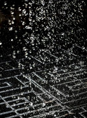 İçinde karanlık bir uçuş, ufuk bokeh su damlaları ile su sıçrama.