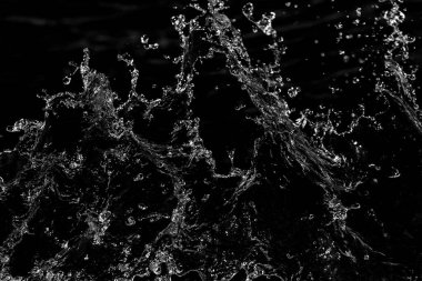 bir karanlık bokeh arka plan üstünde su damlaları