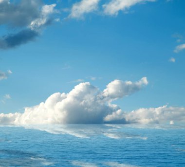 Suya yansıyan deniz bulutlar