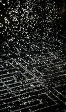 İçinde karanlık bir uçuş, ufuk bokeh su damlaları ile su sıçrama.