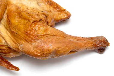 Füme tavuk beyaz zemin üzerine