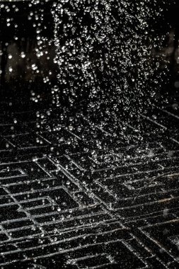 İçinde karanlık bir uçuş, ufuk bokeh su damlaları ile su sıçrama.