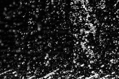 İçinde karanlık bir uçuş, ufuk bokeh su damlaları ile su sıçrama.