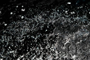 bir karanlık bokeh arka plan üstünde su damlaları