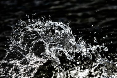 bir karanlık bokeh arka plan üstünde su damlaları