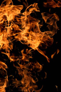 alevler siyah arkaplanda