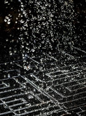 İçinde karanlık bir uçuş, ufuk bokeh su damlaları ile su sıçrama.