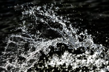 bir karanlık bokeh arka plan üstünde su damlaları