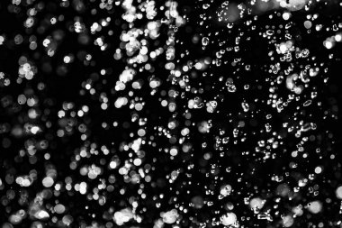 İçinde karanlık bir uçuş, ufuk bokeh su damlaları ile su sıçrama.