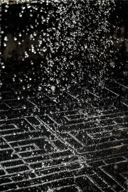 İçinde karanlık bir uçuş, ufuk bokeh su damlaları ile su sıçrama.