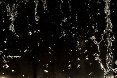 İçinde karanlık bir uçuş, ufuk bokeh su damlaları ile su sıçrama.