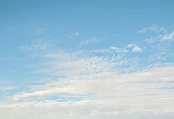 白い雲と青い空 — ストック写真