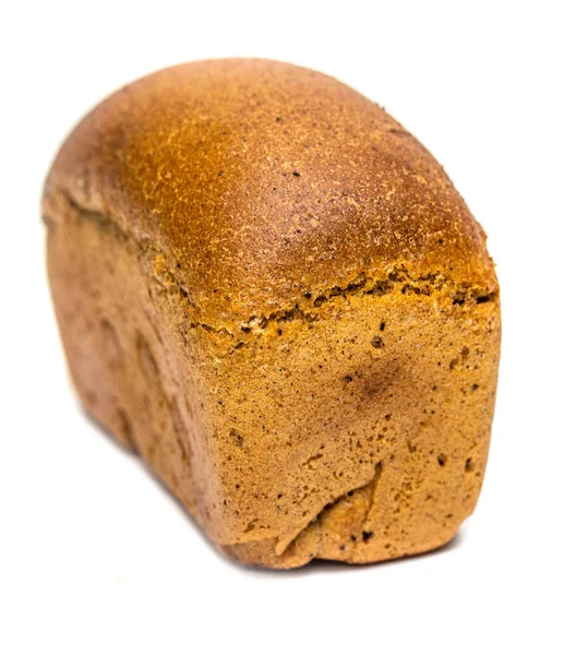 一条白色背景上的黑麦面包 — 图库照片