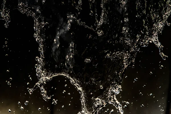 Vattenstänk Mörkret Med Droppar Vatten Flyger Oskarp Bokeh — Stockfoto