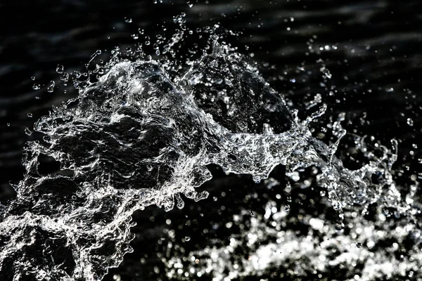 Gocce Acqua Nell Aria Uno Sfondo Scuro Bokeh — Foto Stock