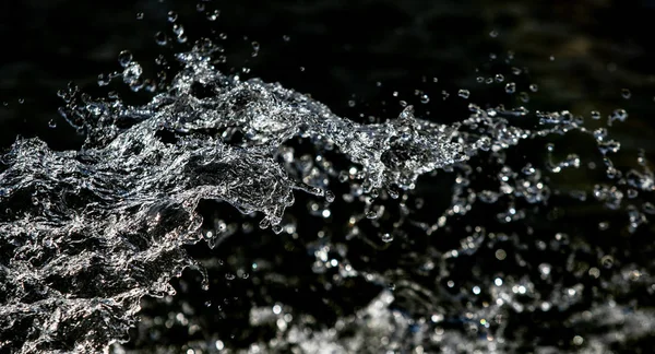 暗いボケ背景に空気中の水滴します — ストック写真