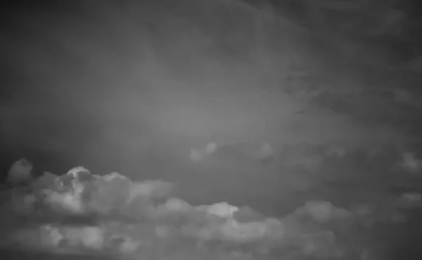 Nuvens Brancas Céu Escuro Monocromático — Fotografia de Stock