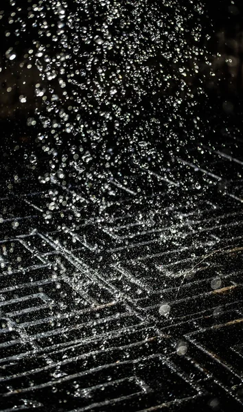 Salpicaduras Agua Oscuridad Con Gotas Agua Volando Bokeh Desenfocado —  Fotos de Stock