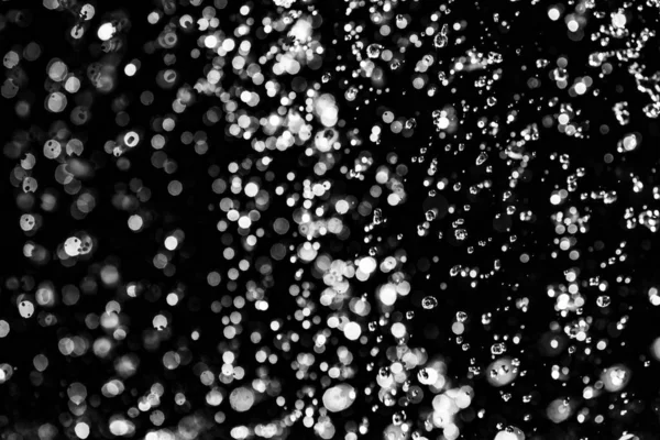 Acqua Spruzzata Buio Con Gocce Acqua Che Volano Bokeh Sfocato — Foto Stock