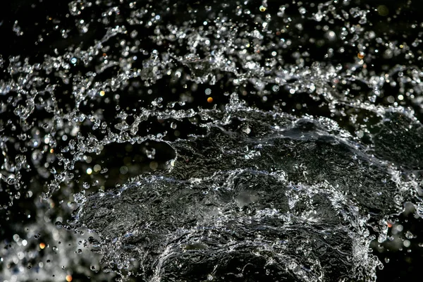 Plusk Wody Ciemności Kropli Wody Pływające Rozmycie Bokeh — Zdjęcie stockowe