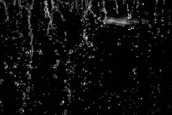 Salpicaduras Agua Oscuridad Con Gotas Agua Volando Bokeh Desenfocado — Foto de Stock