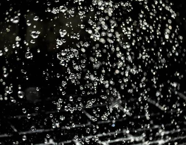 Salpicaduras Agua Oscuridad Con Gotas Agua Volando Bokeh Desenfocado — Foto de Stock