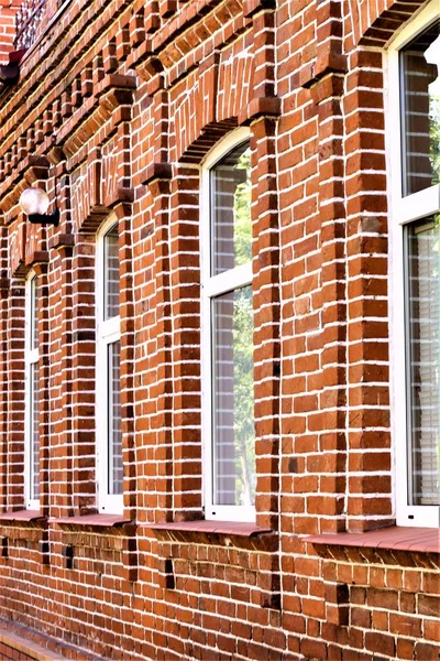 Casa Ladrillo Rojo Ventanas Plástico Vista Lateral Pared —  Fotos de Stock