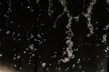 İçinde karanlık bir uçuş, ufuk bokeh su damlaları ile su sıçrama.