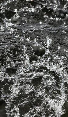 İçinde karanlık bir uçuş, ufuk bokeh su damlaları ile su sıçrama.