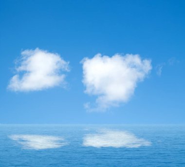 Suya yansıyan deniz bulutlar