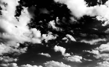 Beyaz bulutların üzerinde karanlık bir gökyüzü, tek renkli