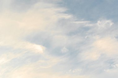 mavi gökyüzü ve beyaz bulutlar gün