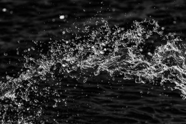 bir karanlık bokeh arka plan üstünde su damlaları