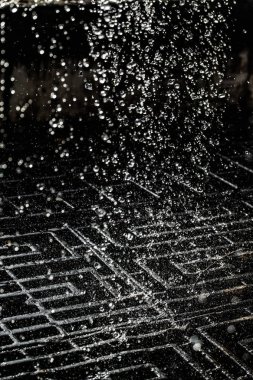 İçinde karanlık bir uçuş, ufuk bokeh su damlaları ile su sıçrama.