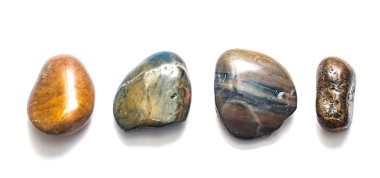 beyaz bir arka plan üzerinde dekoratif taş çakıl