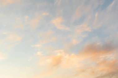 mavi gökyüzü ve beyaz bulutlar gün