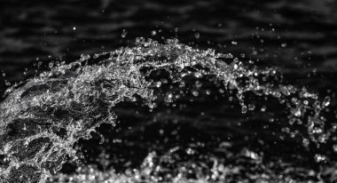 bir karanlık bokeh arka plan üstünde su damlaları