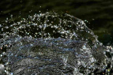 bir karanlık bokeh arka plan üstünde su damlaları