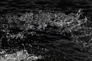 bir karanlık bokeh arka plan üstünde su damlaları