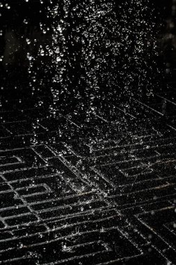 İçinde karanlık bir uçuş, ufuk bokeh su damlaları ile su sıçrama.