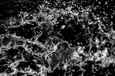 bir karanlık bokeh arka plan üstünde su damlaları