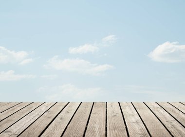 bulutlu gökyüzü karşı ahşap zemin