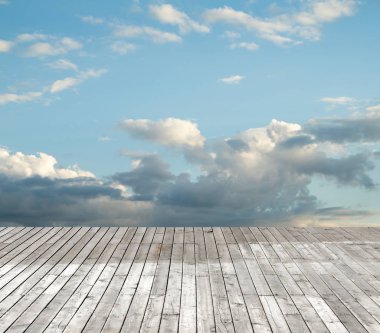bulutlu gökyüzü karşı ahşap zemin