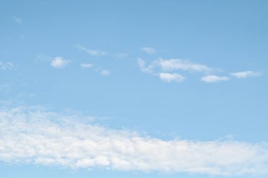 Beyaz bulutlu mavi gökyüzü