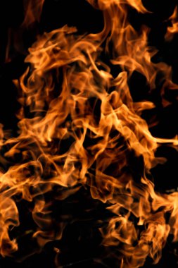 alevler siyah arkaplanda