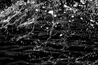 bir karanlık bokeh arka plan üstünde su damlaları