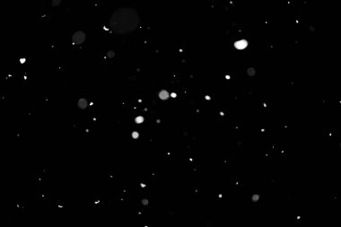 Kar fırtınası doku. Siyah arka plan, ışıkları bokeh vurdu kar taneleri havada uçan